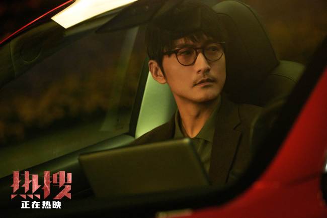 电影《热搜》曝“从书桌到酒桌”正片片段