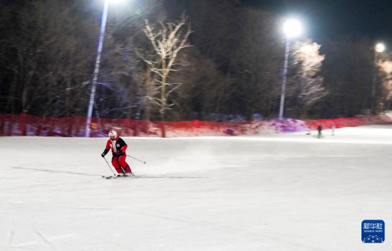 滑雪爱好者在吉林省吉林市北大湖滑雪度假区体验“夜滑”（12月21日摄）。新华社记者 颜麟蕴 摄