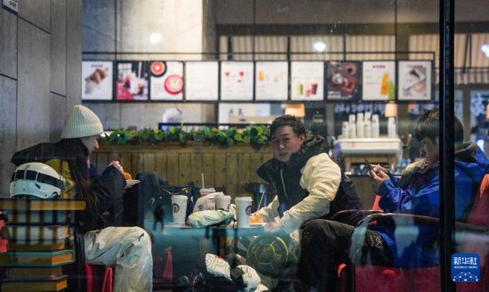 滑雪爱好者在吉林省吉林市北大湖滑雪度假区的一家咖啡店内休息（12月21日摄）。新华社记者 颜麟蕴 摄