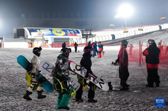 在吉林省吉林市万科松花湖度假区，滑雪爱好者前往缆车站（12月14日摄）。新华社记者 许畅 摄