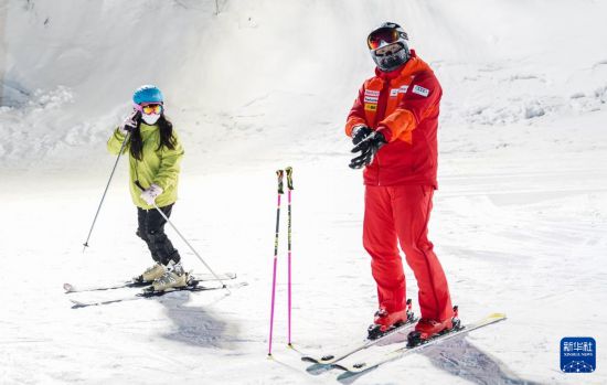 滑雪爱好者在吉林省吉林市北大湖滑雪度假区准备滑雪（12月21日摄）。新华社记者 颜麟蕴 摄