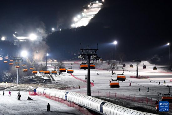 滑雪爱好者在吉林省吉林市万科松花湖度假区体验“夜滑”（12月14日摄）。新华社记者 许畅 摄