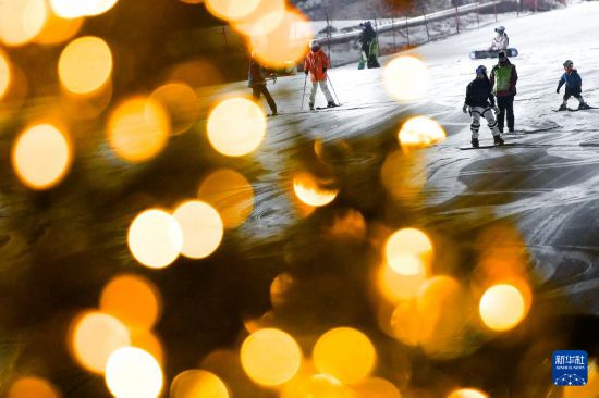 滑雪爱好者在吉林省吉林市万科松花湖度假区体验“夜滑”（12月14日摄）。新华社记者 许畅 摄