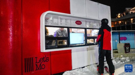 滑雪爱好者在吉林省吉林市北大湖滑雪度假区的一家咖啡店购买咖啡（12月21日摄）。新华社记者 颜麟蕴 摄