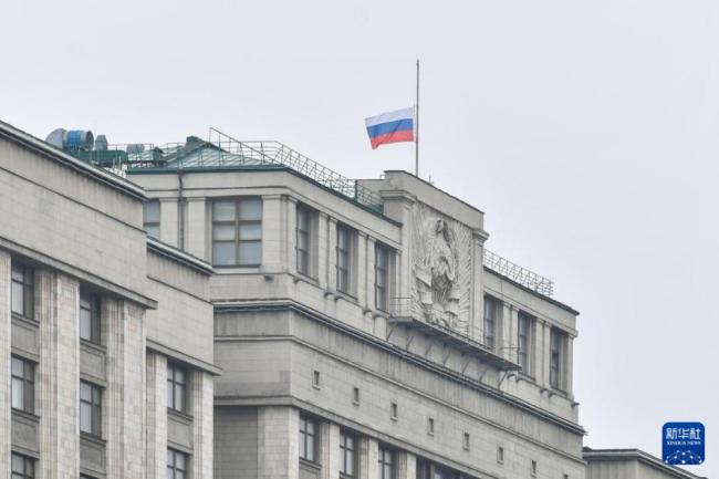 Russische Nationalfeiertagsflaggen auf Halbmast gesenkt