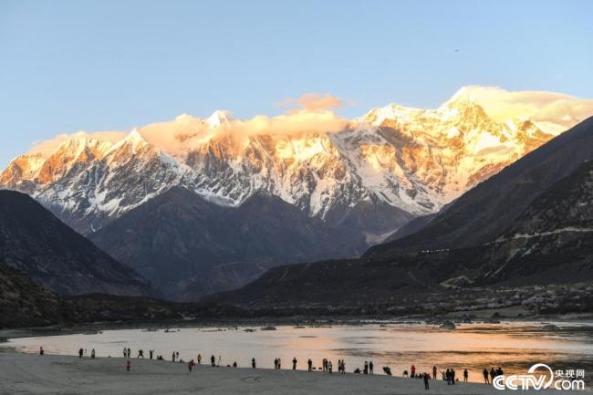 لينجي، التبت: أزهار الخوخ تتفتح تحت قمة نامجاجباروا