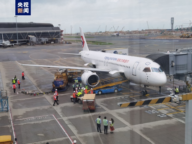 C919首个跨境商业包机自上海起飞抵达香港