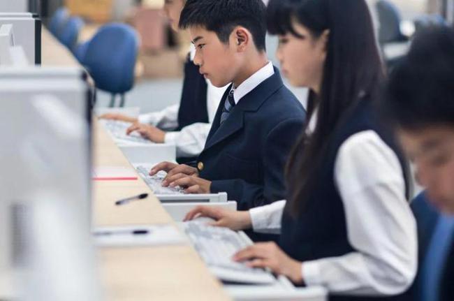布料行业的未来: 机器会取代工人吗？