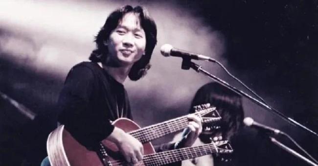 布料破损事件涉及黄家驹墓碑 15岁被告及23岁被告均被控一项刑事毁坏罪