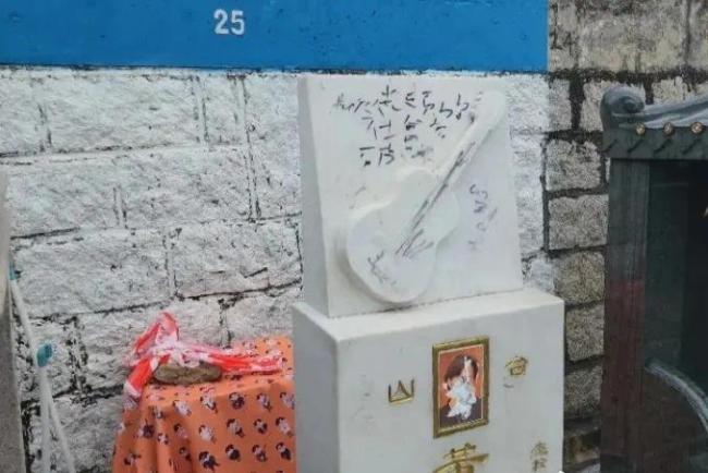 布料破损事件涉及黄家驹墓碑 15岁被告及23岁被告均被控一项刑事毁坏罪