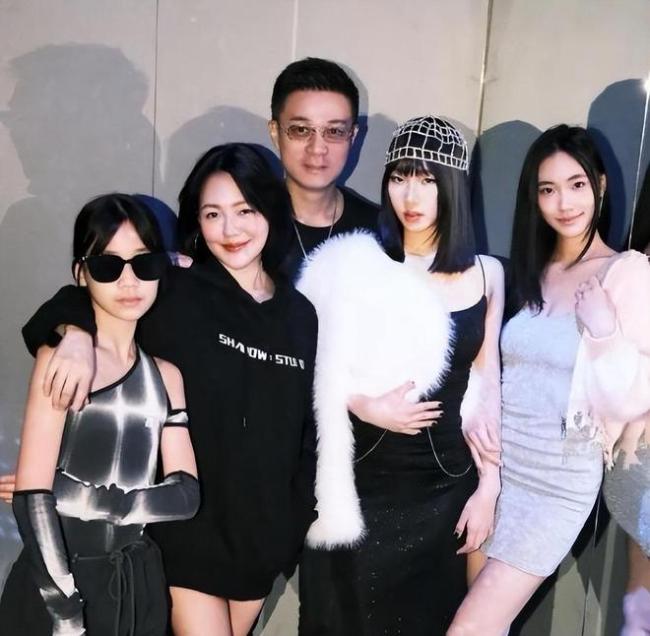小S大女儿Elly上杂志 照片风格比小S夸张