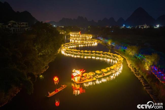 广西桂林：百米“金龙”夜游遇龙河