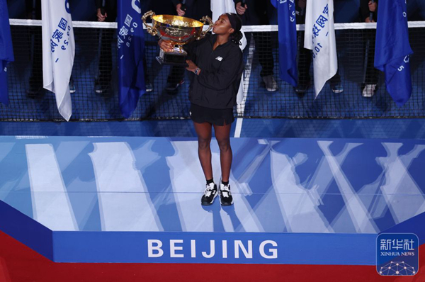 高芙在颁奖仪式上亲吻奖杯。新华社记者 张晨霖 摄