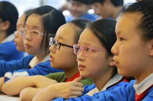 “到我这个年龄就懂了”,家长看不懂孩子的朋友圈,10后太早熟了