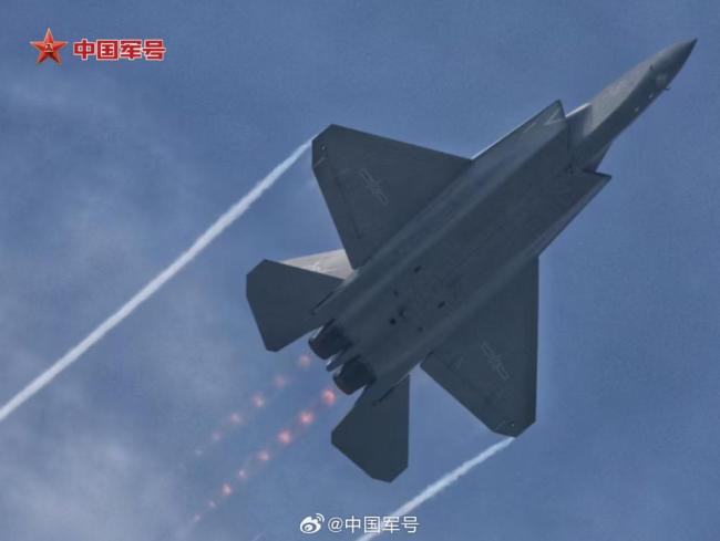 カッコいい! J-35A アフターバーナーが点灯し「マッハリング」が出現