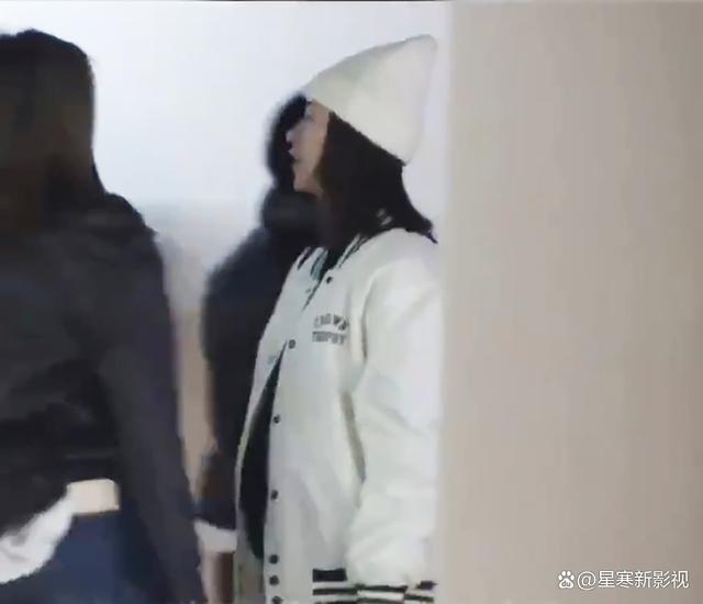 Wu Jinyan is pregnant Her belly is so big that her clothes can’t cover it when she goes out with her husband, and she is about to usher in a new life.