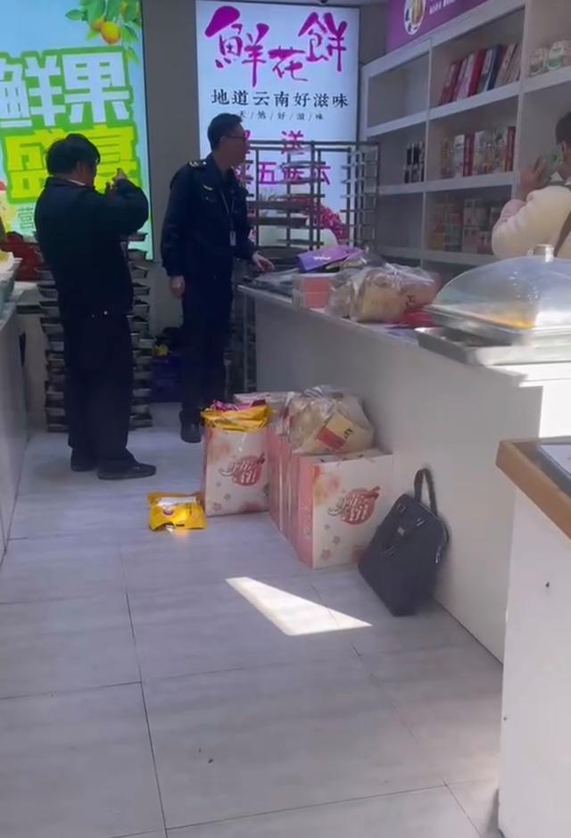 大理の男彼は、偽造の空気乾燥ヤク肉の取り締まり中に蹴り倒された。」></p><p>襲撃犯は地元警察により7日間の行政拘留と200元の罰金が科せられたことがわかった。当該店舗も市監督局の捜査を受けており、現在手続きに従って処理されている。さらに、大理市双郎古鎮にある銀製品店２店も「偽造」の対象となった。あるブロガーが検査報告書を持って店を訪れ、「検査後に素材には銀がまったく含まれていなかった」と業者を非難した。 </p><p class=