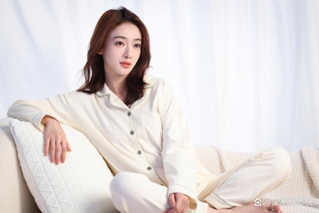 Wu Jinyan is pregnant Her belly was so big when she went out with her husband that her clothes couldn't cover it.