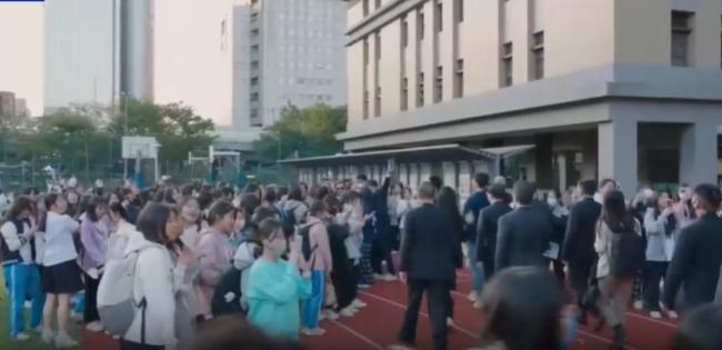 台湾 7 年古い台湾海峡の両側で、家族でマローンのサインを待つ若いファンの長蛇の列の鮮やかな描写。」/></p><p>試合中、台湾の学生は適切な機会を見てマローンに近づきました。緊張と興奮で。マローンはこの特別なファンに気づき、彼の体にある「中国」という文字を見て優しく微笑みました。彼は迷わずペンを手に取り、学生のポスターに自分の名前を署名した。この瞬間、周囲のすべてが背景音になったように見えました。この単純なやりとりは、台湾海峡の両側は同じ起源を持ち、スポーツは地域を超え、障壁を取り除くつながりであるというメッセージを静かに、しかし力強く伝えました。 </p><p class=