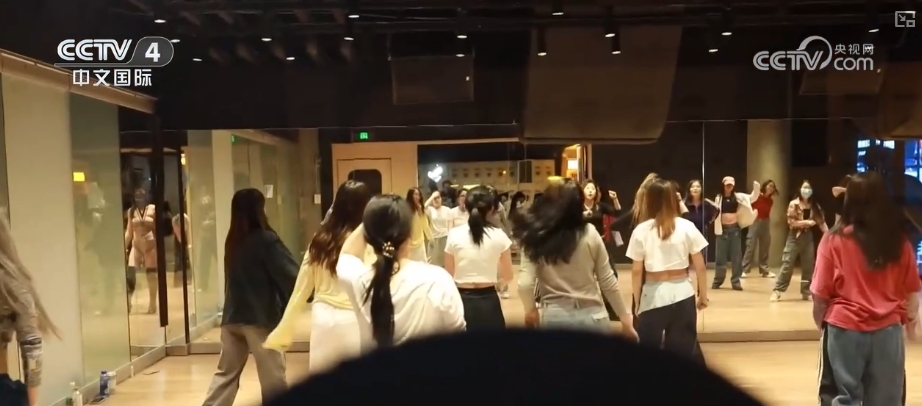 // </p> сегодня, но и более молодые цели для упражнений, но не для себя, а не для себя, но не для себя, но не для себя, но не для себя, но не для себя, но не для себя, но не для себя, но не для себя. сильнее. В то же время больше людей рассматривают спорт как веселье и формируют новые социальные круги. В 10 часов вечера этот магазин уличного танца был все еще живым, и почти все студенты были молоды. </p> <p class = 