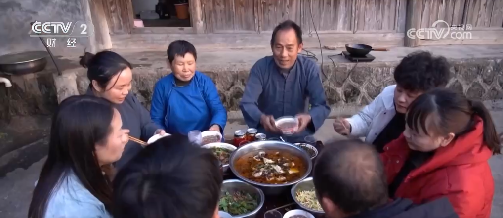 /> ยุ่งอยู่กับการเข้าแถวเพื่อรับน้ำส้มสายชู </p> <p> </p> <p> นอกเหนือจากการดื่มโจ๊ก Laba แล้วหลาย ๆ แห่งยังมีประเพณีในการกิน Laba Garlic ใน Taiyuan, Shanxi, คนในท้องถิ่นหมักกระเทียม Laba กับน้ำส้มสายชูเก่า ในช่วงไม่กี่วันที่ผ่านมาน้ำส้มสายชูเก่าได้เข้าสู่ฤดูกาลขายสูงสุดและผู้คนเข้าแถวเพื่อต่อสู้กับความหึงหวงซึ่งได้กลายเป็นทิวทัศน์ที่เป็นเอกลักษณ์บนถนนของไชยกัน </p> <p class = 