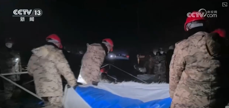 // p> после Землева, офицеры и солдаты, а также Вооруженная полиция быстро отреагировала и бросилась в город Чансу, округ Дингри, который серьезно пострадал, чтобы выполнить спасение. Ночью, несмотря на холодный ветер и чрезвычайно низкие температуры, офицеры и солдаты все еще строили палатки в одночасье на месте переселения в городке Чансу, округ Дингри. </p><p class=