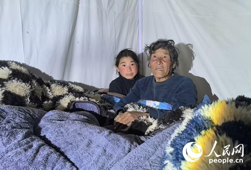 zhaxi, dingrigh, dingrigh ilçesi, cuoguoo township, dingrigh ilçesi, cuoguoo township, twinghing, köylü köyde, köylü köyde, köylü köyde, Zengsangdan yeniden yerleşim sitesinin çadırında. Fotoğraf: People's Daily'nin muhabiri Wu Yuren </p> <p> Cuoguo Township İlköğretim Okulu, Dingri County, Shigatse City, artık malzeme dağıtım ve ulaşım için bir transit istasyonu. Muhabir burada etkilenen insanların battaniye, yorgan ve diğer soğuk koruma malzemeleri aldığını gördü. Gecenin sonunda, Jiding Village, Cuoguo Kasabası'ndaki çadırda, yaşlılar ve çocuklar kendilerini kalın yorganlarla kapladılar ve sıcak bir şekilde uzanmışlardı; Changsuo Kasabası Chajiang Köyü'ndeki köylüler de felaketten sonra ilk sıcak akşam yemeğine sahipti. </p> <!-repaste.body.end->               </div>
              
          </div>
          
          <!--<div class=