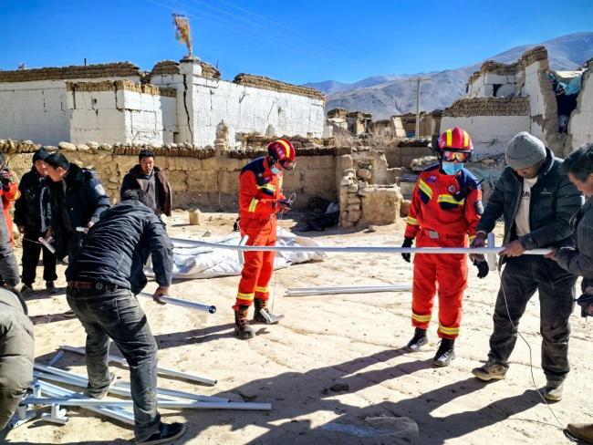 テントを構築します。出典：国家消防救助局予防、削減および救援委員会、緊急事態管理省、および国家食品保護局は、シガッツェのディンリ郡の地震の影響を受けた地域に輸送され、残りの16,000を超える中央災害救援物質が8日に災害関連エリアに輸送されます。 </p> <p class = 