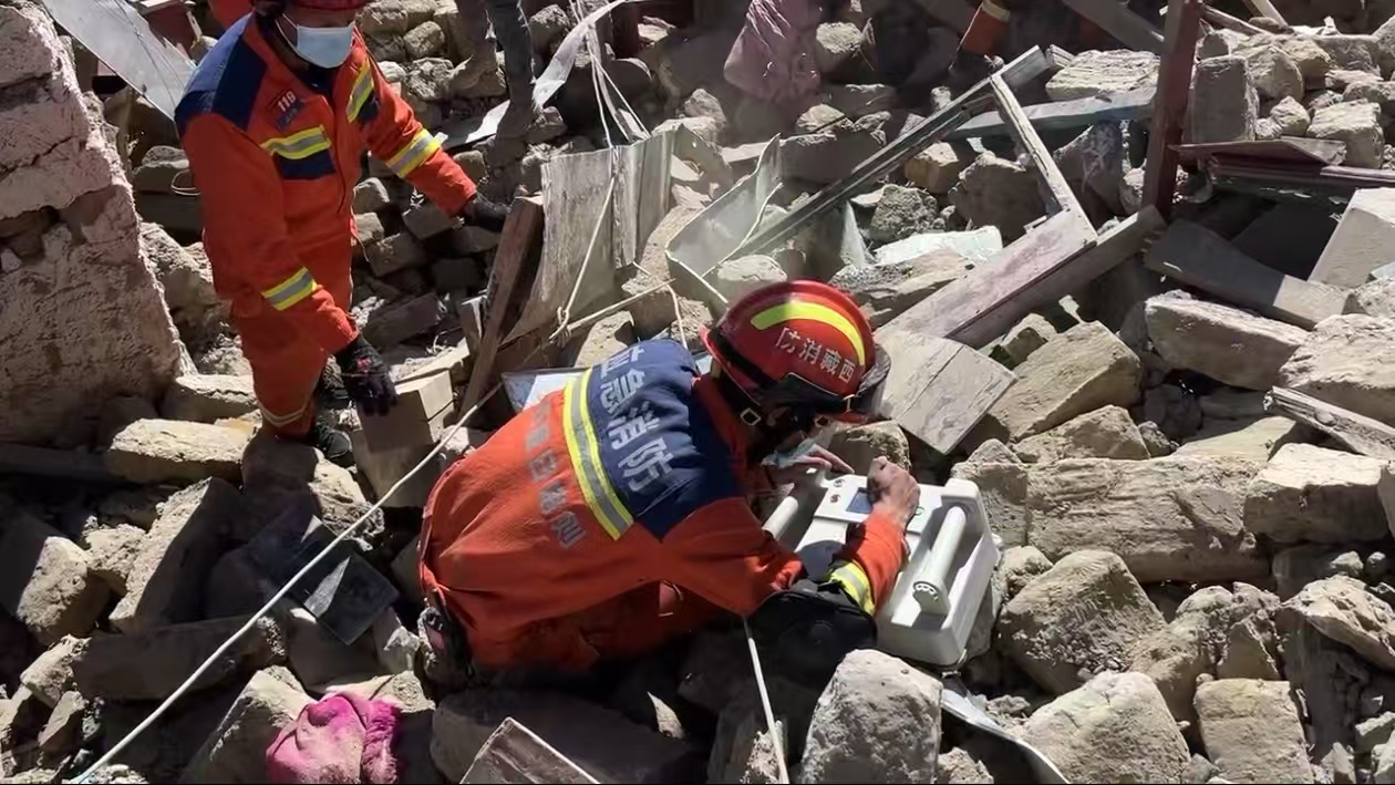 Shigatse Firefighting carried out rescue in Changsu Township, Dingri County.