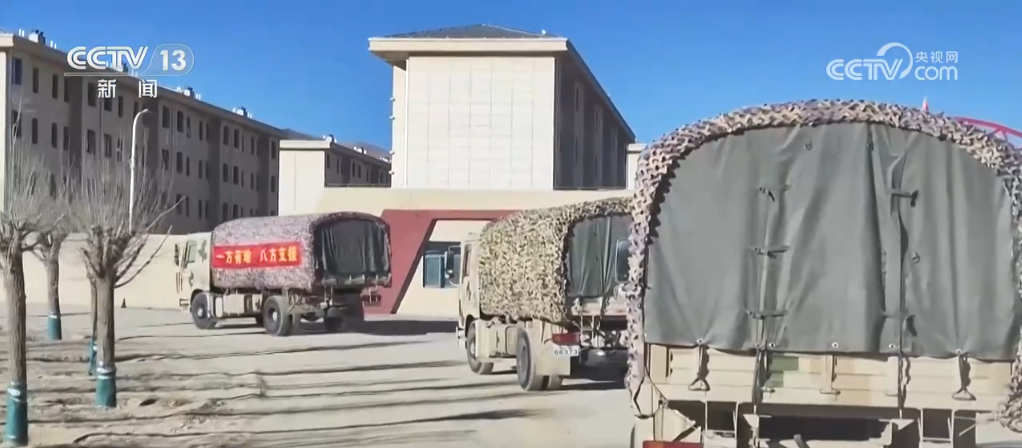 /> </p> <p> según el informe en vivo de un reportero de un reportero de una estación general, en la estación general, en el estado de la estación general, en el estado de la estación general. La rama del municipio del Hospital General del Condado de Dingri, 100 camas de campamento, 100 colchones inflables y 100 estufas de calefacción militares se enviaron aquí. Los oficiales y soldados del ejército descargan urgentemente estos materiales con urgencia. Después de descargar, se distribuirán rápidamente a varios sitios de reasentamiento temporal donde se encuentran las personas afectadas. </p> <p> Después del terremoto, la región militar del Tíbet movilizó rápidamente las carpas, la ropa de cama y otros materiales para construir sitios de reasentamiento temporales para las personas afectadas. Después del 