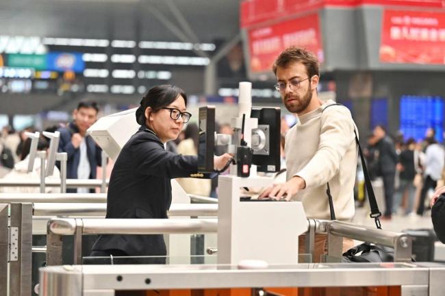 The high-speed rail carriage is full of foreigners! Netizens: I thought I was going abroad