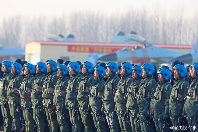 إنه يصبح عنيفًا! لقد رأيت مجموعة الطائرات الأكاديمية العسكرية J-11B