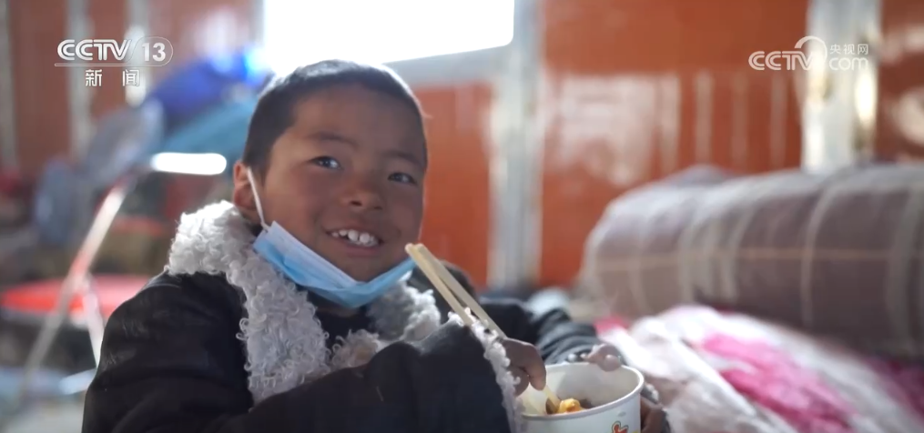 /> </p> <p> los oficiales y los salidos que no habían dormido y no habían dormido a todos los dos y habían hecho que hayan dormido todos los dos. La comida para los aldeanos aún no había tenido un bocado de comida. El último camión de carga que transportaba 30 toneladas de grano y verduras llegó nuevamente a la ubicación del pueblo de Senga. Los oficiales y soldados descargaron los suministros nuevamente y comenzaron una nueva ronda de ocupación. </p><p class=