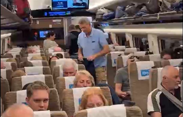 Kereta kereta api berkecepatan tinggi penuh dengan orang asing!