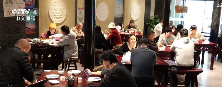 />/p <p> Mağaza müdürü Jiangsu, gazetecilere verdiği demeçte, Suzhou bölgesindeki altı mağazadaki tüm özel odaların ve salon tur masalarının aynı gün tamamen rezerve edildiğini söyledi. Otel lobi alanında yeniden planlanmıştır ve bazı yemek yerleri eklenmiştir. </p> <p> Zamana bağlı otellere ek olarak, çiftlik konaklamaları da vatandaşların Yılbaşı gecesi yemekleri için rezervasyon yapması için popüler bir seçim haline geldi. Changxing, Zhejiang'daki bir çiftlikte muhabir, rezervasyonların 