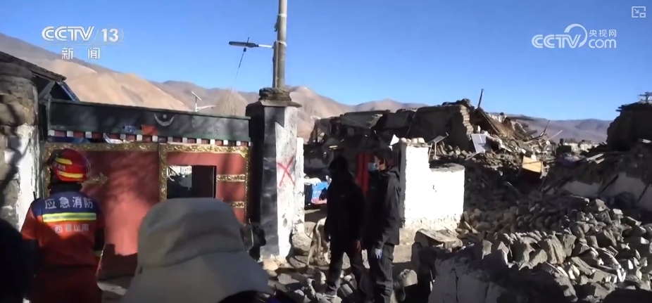 // </p> <P> Скорее Сельские жители ищут имущество, похороненное под руинами. </p> <p class = 