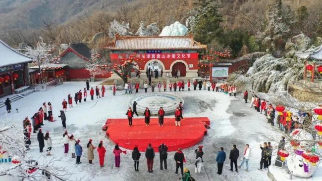 オープンした</p> <p>「少し寒くて大きな風邪、ボールに凍りついた。」 </p> <p> Xiaohanは通過したばかりで、もう1週間で、今年の大きな冷たい太陽のタームが到着します。 2025年の最も寒い季節の到来により、北京、天津、河北の氷と雪の経済は徐々に活気に満ちています。 </p> <p>過去2年間で、北京の氷と雪の活力を体験してください</p> <p>北京での過去の冬には、ショッピングモールや野菜市場を除いて、ほとんどが家に滞在していました。寒いので、私はめったに公園に行きません。今では非常に違っています。昨年の新年、私は息子を北京の夏の宮殿に連れて行き、そこで冬の「北京色」を経験しました。 </p> <p>鏡のような昆明湖は太陽の光を反映しており、活気のある氷と雪のスポーツは人々をよりエネルギッシュで喜びに感じさせます。私たちは2台のアイストラックを借りましたが、この雪の世界に急ぐのを待つことができませんでした。最初、私は転倒によって引き起こされた痛みと恥ずかしさを心配していましたが、すぐに息子と私は私たちの周りの人々の熱意に感染しました。アイストラックの速度は徐々に加速しており、刺激的な感覚を説明するのは難しいです。時々誰かが偶然に落ち、笑いの爆発から、私は喜びと親切を感じます。 </p> <p>「あなたの家へのドア」でのこの種の氷と雪の喜びは、幸福感を満たし、冬の北京にもっと充実した楽しい雰囲気を加えます。 </p> <p> </p> <p>夏の宮殿だけでなく、ベイハイ公園、タオランティングパーク、Zizhuyuan Parkなどの北京市立公園も、氷や雪の季節に活気のあるシーンを提供します。ハイディアン地区のユヤンタン公園は、1月9日に「北京での楽しい雪 - 北京氷と雪の観光シーズン」の開会式を開催しました。 </p><p>Now in the parks in Beijing in winter, there are many projects such as ice slides, ice bicycles, snow trains, etc. It includes some local specialty snacks, various cultural and creative products, ethnic dance performances, etc., which is very lively. </p> <p>一連の氷と雪のアクティビティは、人々間のコミュニケーションを促進するだけでなく、冬の暖かいことにも促進します。 </p>               </div>
              
          </div>
          
          <!--<div class=