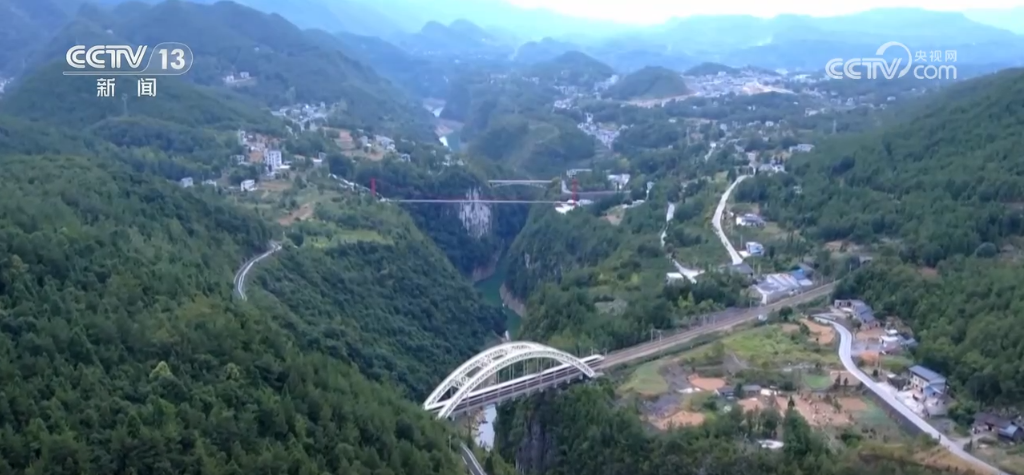 /> </p> <p> гладкость линии напрямую связана с безопасностью. На высокоскоростной железнодорожной линии Пекин-Гуанчжоу этот «маленький желтый автомобиль» может излучать ультразвуковые волны для обнаружения рельсов. Благодаря расчетам больших данных хост -системы и компьютеров на автомобиле, детектор может точно выяснить проблемы здоровья рельсов посредством анализа формы волны. </p> <p class = 