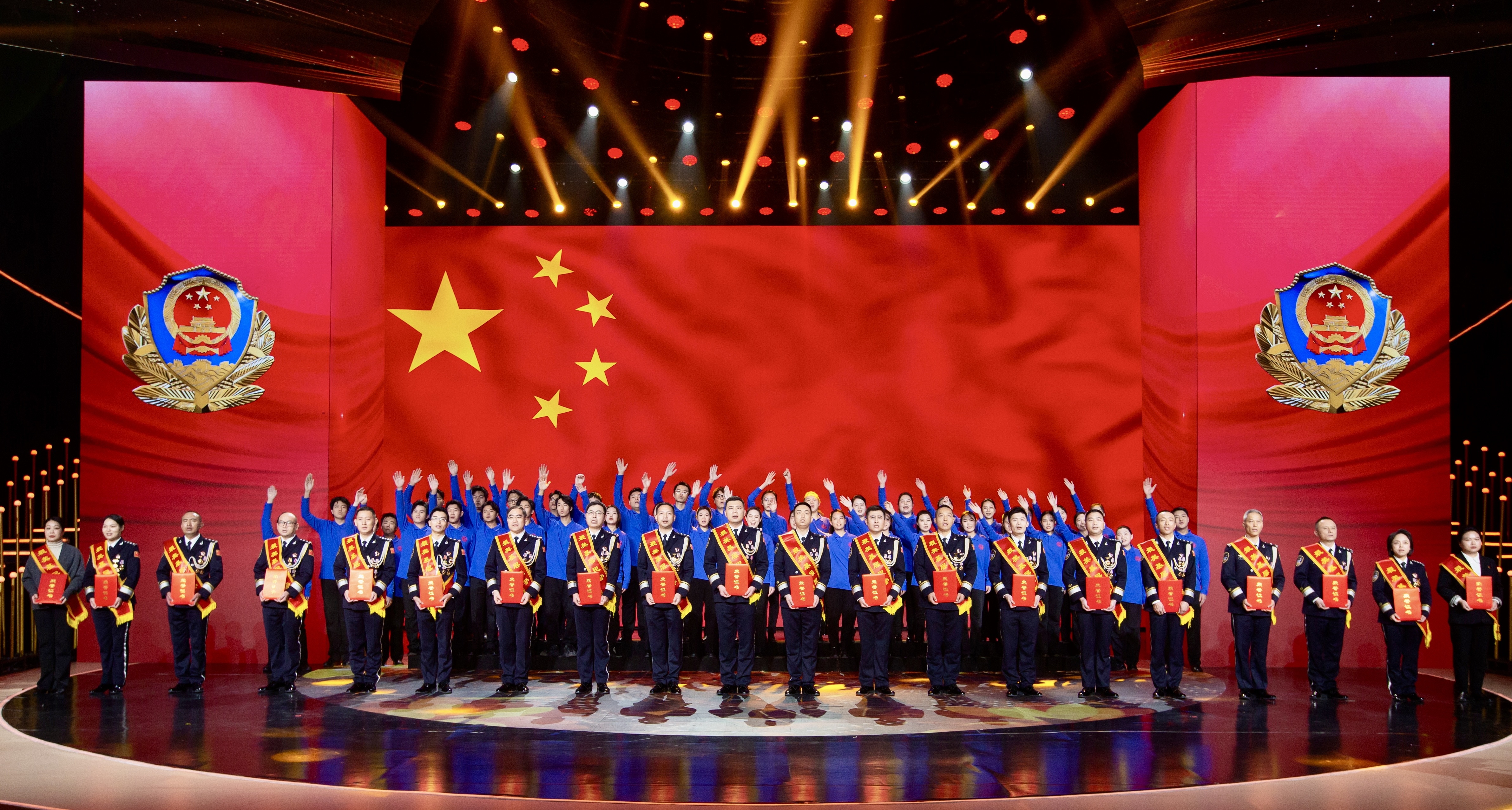 结尾合唱《我爱你中国》首都经济贸易大学 大学生合唱团、全体2024&ldquo;最美基层民警&rdquo;及代表