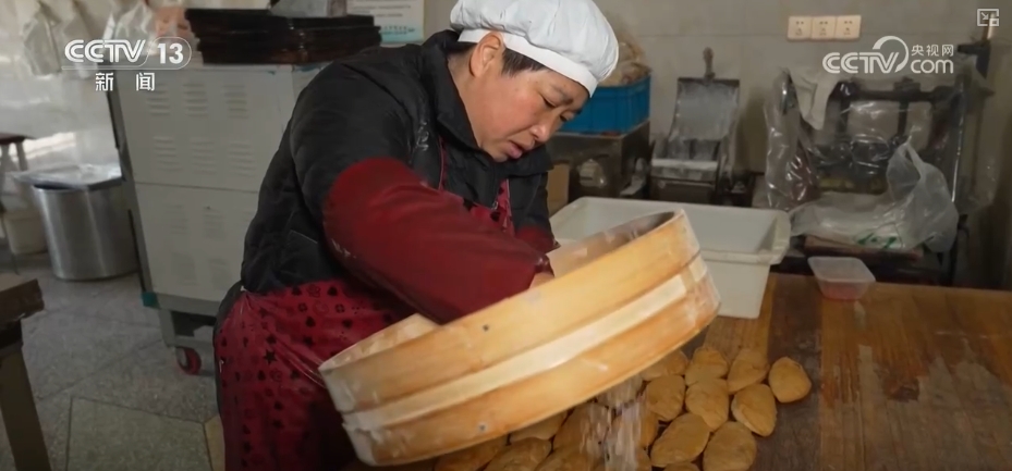 /> </p> <p>油温度が適切な場合は、丸められた三日月形の雪の脱dumpling皮を油のパンに入れます。ペストリーは急速に拡大し、色は金色になります。この時点で、それを取り出してオイルソースを排出し、調理済みの付加米粉と白砂糖粉を均等に広げ、最後に緑色のプラムと赤いシュレッドを加えることができます。このようにして、甘くはあるが脂っこい、鮮明でおいしい雪のdump子が作られています。ランタンは12日目の月に人気があり、注文は忙しいです。</p> <p> <p>新年の雰囲気はより強く、より強くなり、伝統的な手作りのランタンもピークの生産と販売シーズンで導かれています。現在、上海省の台湾市のジアンカピア地区にあるヘンク村にあるランタン工場は忙しく、労働者はあらゆる種類のランタンを作るのに忙しい。 </p> <p class = 