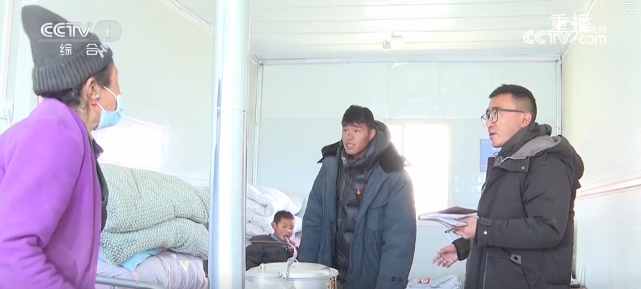 /> </p> <p> Затронутая видом на Cold Air, температура в земной зоне имеет значение. Тауншип, округ Дингри, окружен горами, покрыты снегом, а самая низкая температура упала до минус 18 ℃. Столкнувшись со значительным охлаждением, персонал в зоне переселения посетил от двери до двери, чтобы купить постельные принадлежности и топливо для людей, а также установил и отлаживал оборудование для отопления. </p> <p class = 