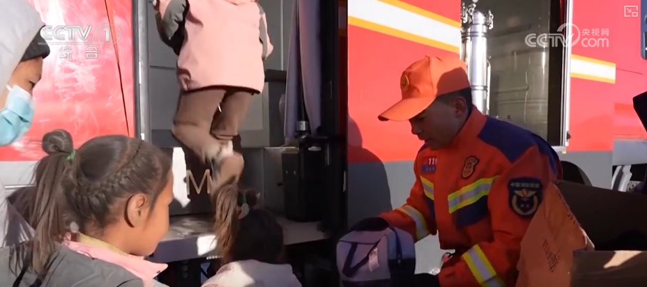 // </p> после того, как на месте на месте, и на месте, и на месте, и на месте, и на месте, и на месте, и на месте, и на месте, и на месте, и на месте. Спасатели вдумчиво приготовленные мешки для ванны для них с шампунем, гелем для душа, зубной пастой, зубной щеткой и другими предметами. Крупный план новостей: любовь и защита в двух направлениях </p> <p class = 