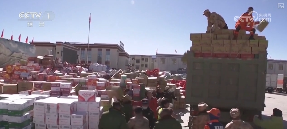 /> </p> <p>この倉庫近くの倉庫近くの倉庫は、主に地域からの寄付資料を受け入れ、約35,000平方メートの地域を受け入れます。 5つの倉庫には明確な分業があり、1日24時間運営されています。 </p> <p class = 