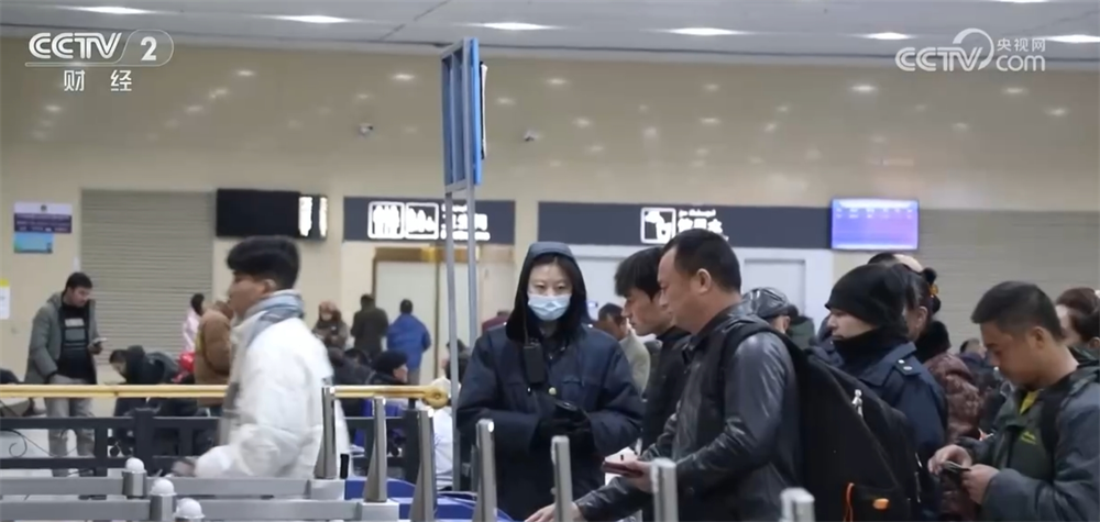 // </p>, как поток пассажира. Меры для удобства, принося пользу людям и прилагая все усилия для обеспечения безопасного и упорядоченного путешествия пассажирами. Бюро Чжэнчжоу Национальной железной дороги всесторонне модернизировало 40 двухсторонних трансферных ворот на восточной станции Чжэнчжоу, так что при передаче пассажиров проверяют свои документы идентификаторы, они могут одновременно проверять соответствующие ворота билетов на совместном зале, чтобы подключиться к поезду, чтобы облегчить беспроблемные трансферы между пассажирами на той же станции. Бюро Харбин национальной железной дороги запустило этнический нематериальный поезд культурного наследия от Харбина до Мохе и пригласило нематериальное культурное наследие наследники, такие как народные песни Zandaren и вышивание Oroqen, чтобы продемонстрировать традиционные этнические навыки на месте, еще больше обогащая путешествие туристической жизни. </p> <p class = 