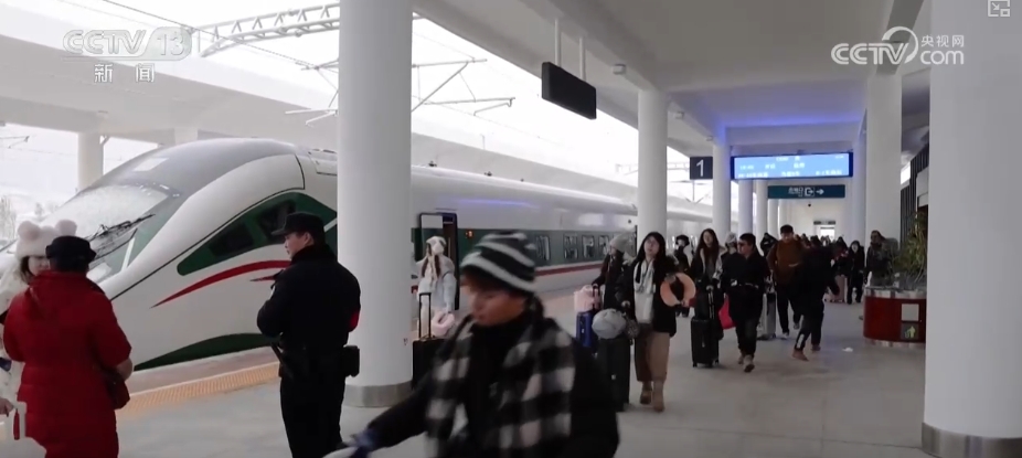 /> </p> <p>翌朝、乗客はシャンリラ駅の前の広場に次々と到着しました。 「ウォーターマン」はまた、風水のために戦う一晩を終えました。乗客はこの暖かい列車を遠くまで連れて行っています。駅の「姉妹」は、春のフェスティバル旅行ラッシュから家に帰る道を保護します</p> <p class = 