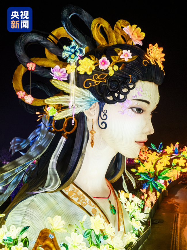 Sichuan Zigong: The Bright Lantern Festival Drunk Tourists