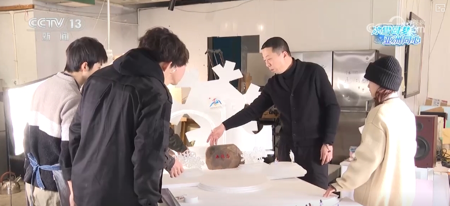 /> </p> <p>透明な氷の形成と高精度の氷レンズの処理は、環境とプロセスで非常に厳しいです。生産チームは、独立して開発されたサイクル凍結技術を使用して、透明な氷体材料を生産しました。サイズの基準を満たす氷のレンズ加工装置がなければ、科学研究チームは、仕様に応じて氷製造、ターニング、アイロンなどの主要なリンクのための機器を独立して開発し、アイスレンズの最適な焦点効果を実現するためにプロセスを繰り返し試行し、継続的に最適化および改善しました。 </p> <p class = 