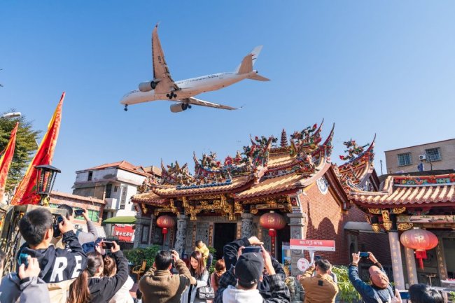 xiamen: aynı çerçevede ve qingshui palace in qingshui palace'de kontrol eden turistlerin resmi,