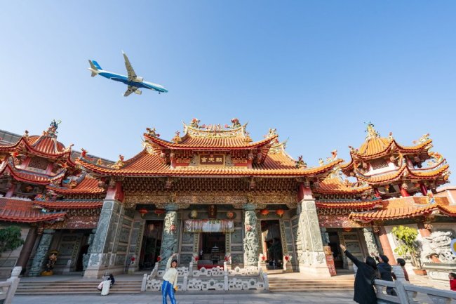 xace, turistlerin sahnesi: Çerçeve 