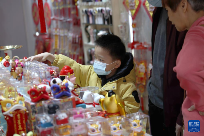사진 : 축제가 다가오고 새해의 대기가 강하고 거리와 편품은 빛으로 장식되어 있습니다. 클래스 = 